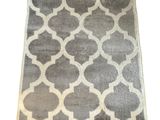 un tapis gris et blanc avec un motif