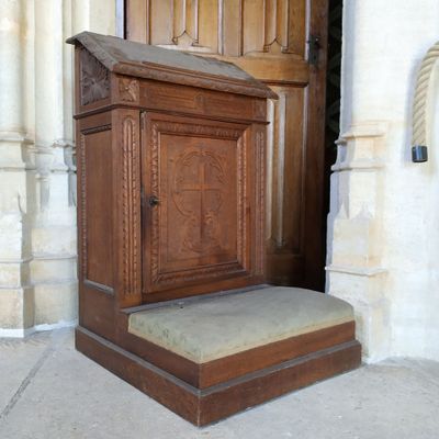 une porte en bois devant laquelle se trouve une marche en pierre