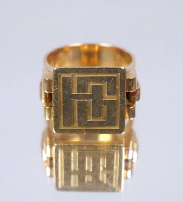 an image of a gold ring with the letter h on it