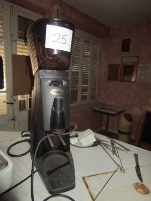 un moulin à café posé sur une table dans une cuisine