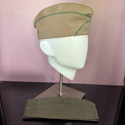 Lot de 2 berrets militaires toile kaki et cuir T.