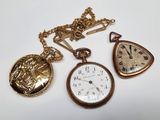 trois types de montres de poche sur une surface blanche