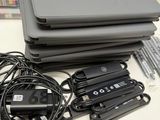 un tas d'appareils électroniques posé sur une table