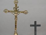 une petite croix et un petit crucifix posés sur une table