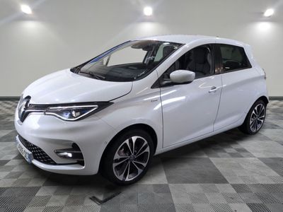 la photo d'une voiture blanche garée dans un garage