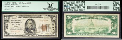 trois types différents de billets exposés dans une vitrine