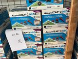 Plusieurs cartons contenant du matériel électronique sont empilés les uns sur les autres dans un magasin.