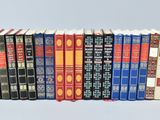 les livres sont alignés sur une surface blanche