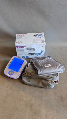 un téléphone portable posé sur un sac, à côté d'une boîte de mouchoirs