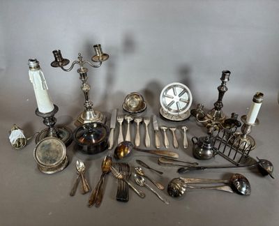plusieurs types d'argenterie sur la table