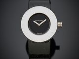 gros plan d'une montre sur une surface noire