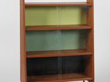 une bibliothèque en bois composée de trois étagères et de deux pieds noirs