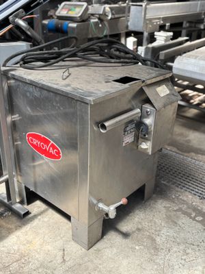 une machine posée au sol à côté d'un tapis roulant
