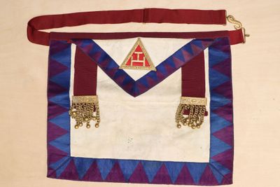 Tablier maçonnique de loge anglaise en peau et satin 33 x 38…
