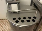 a machine that is sitting on a table in a room