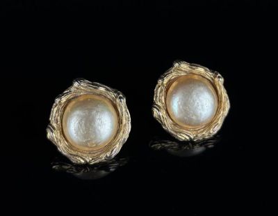 Paire de clips d'oreilles en métal doré à décor d'écorce, or…