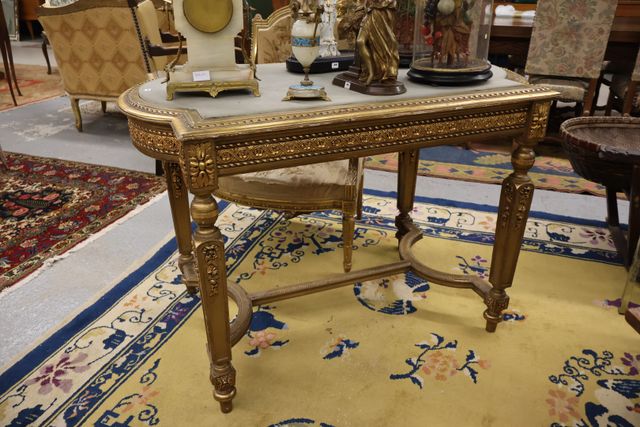 Table de milieu en bois mouluré, sculpté et doré, la ceinture ajo...