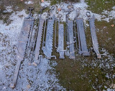 un grand nombre d'outils posés sur le sol