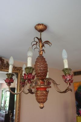 un lustre suspendu au plafond de la pièce