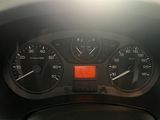 un gros plan du tableau de bord d'une voiture