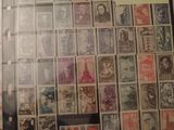 une photo d'une collection de timbres dans un classeur