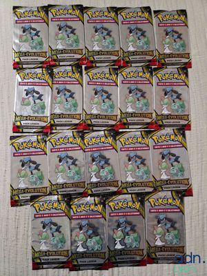 une pile de cartes à collectionner pokemon posée sur une table