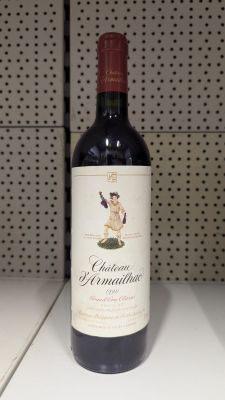 une bouteille de vin posée sur un comptoir