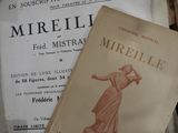 un livre qui se trouve dans une boîte posée sur une table
