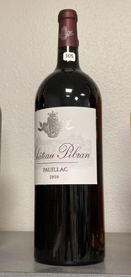 une bouteille de vin posée sur une étagère à côté d'un verre de vin