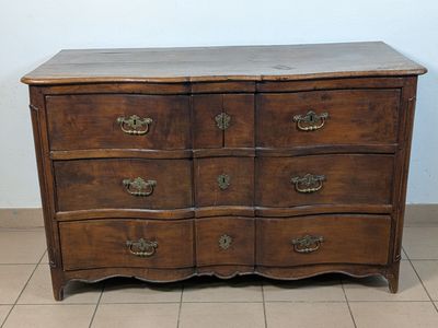 Commode tombeau à façade arbalète ouvrant par quatre tiroirs…