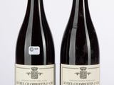 deux bouteilles de vin rouge posées l'une à côté de l'autre sur une table