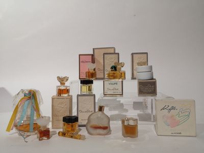 de nombreux parfums de toutes sortes exposés sur une table
