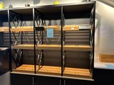 une étagère comportant plusieurs tablettes et une machine à laver dans la pièce