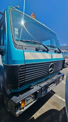 un camion bleu garé dans un parking