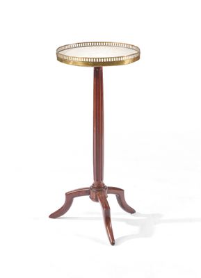 une petite table avec un piètement en bois et un plateau en verre