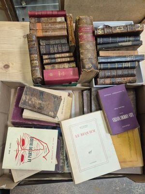 une boîte pleine de livres posée sur une table