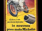 une affiche représentant un homme à moto dans la rue