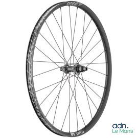 un gros plan d'une roue de vélo sur fond blanc