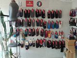 De nombreuses paires de bottes sont exposées dans un magasin.