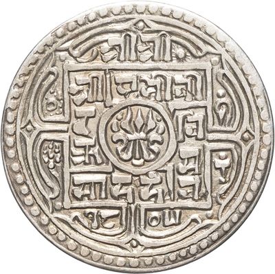 gros plan d'une pièce de monnaie en argent sur fond blanc