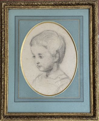 portrait d'un jeune garçon dans un cadre bleu