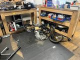 un garage où il y a beaucoup d'outils par terre