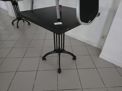 une table noire sur laquelle est posé un miroir, dans une pièce