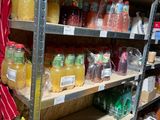 de nombreuses bouteilles de jus sur les rayons du magasin