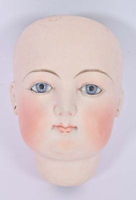 une tête de poupée aux yeux bleus sur un fond blanc