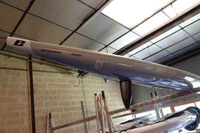 une maquette d'avion exposée dans un bâtiment