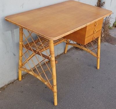 une table en bois sur laquelle se trouvent un tiroir et un panier