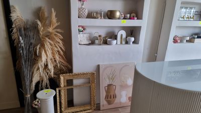 Lot de décoration composé de bibelots, vases, cadres en bois… - Photo 1