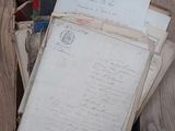 une boîte remplie de vieilles lettres et de vieux papiers posée par terre