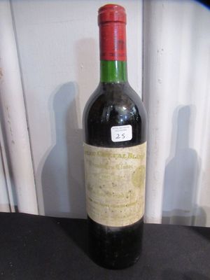 une bouteille de vin posée sur une table